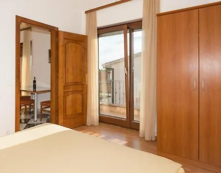 Vila Pezic *